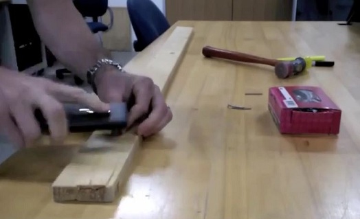 Nokia Lumia 900 is as tough as a hammer 1 Nokia-Lumia-900-Hammer