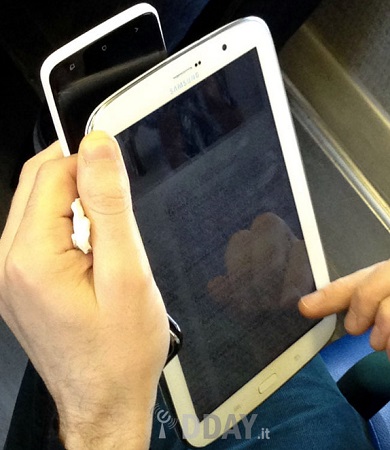 Samsung Galaxy Note 8.0 caught in the wild 3 Galaxy-Note-8.0-Live-3