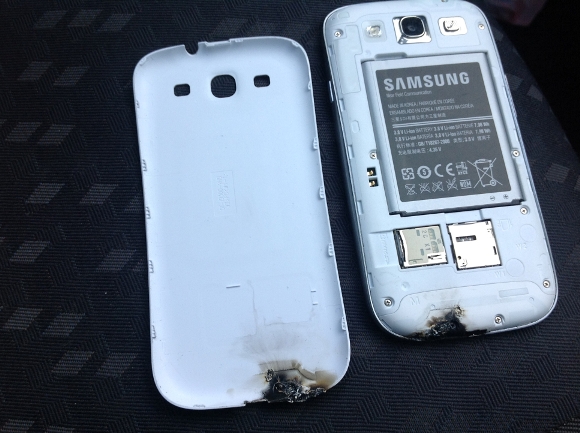 Galaxy S III burns up like a cracker and melts due to overheating 1 sIII-burned