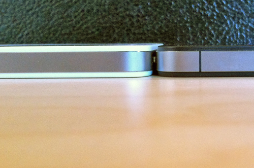 White iPhone 4 slightly thicker than the black version ? 1 iphone_4_thicker
