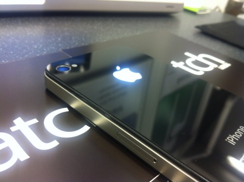 Add a real flashlight, backlit Apple logo to your iPhone with iPatch iPods 1 ipatch-flashlight-iPhone