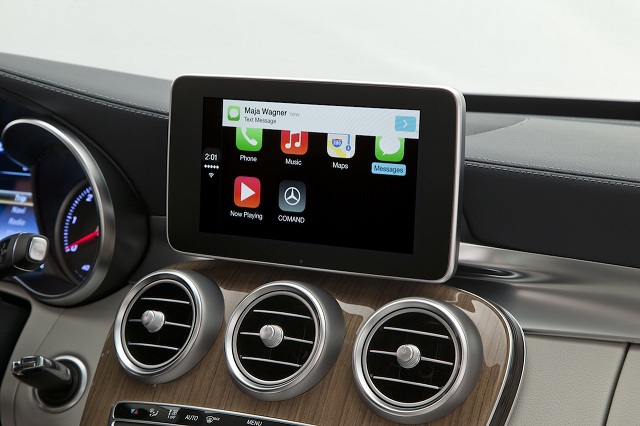 Mercedes-Benz - Apple "CarPlay"