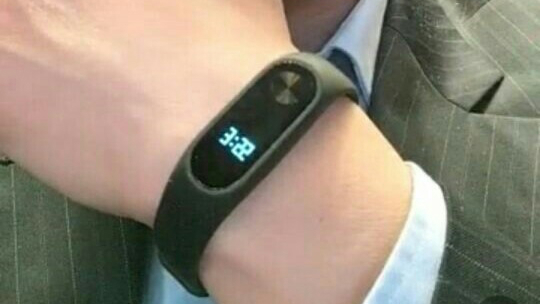 xiaomi-ceo-shows-off-xiaomi-mi-band-2-featured