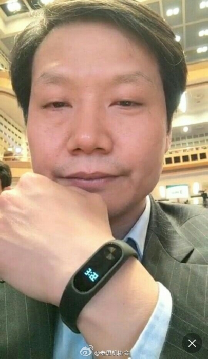 xiaomi-ceo-shows-off-xiaomi-mi-band-2