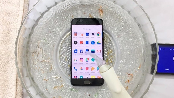 oneplus-5-water-resistance