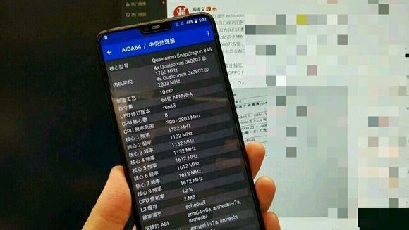 Alleged live image of OnePlus 6 surfaces online showing off the phone with tiny bezels 3 Alleged live image of OnePlus 6 surfaces online showing off the phone with tiny bezels