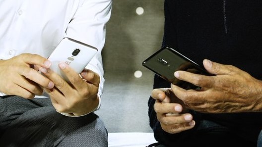 OnePlus 6 price, specs and official images leaked online by Amazon Germany ahead of launch 5 oneplus 6 live photo leak white black color 1