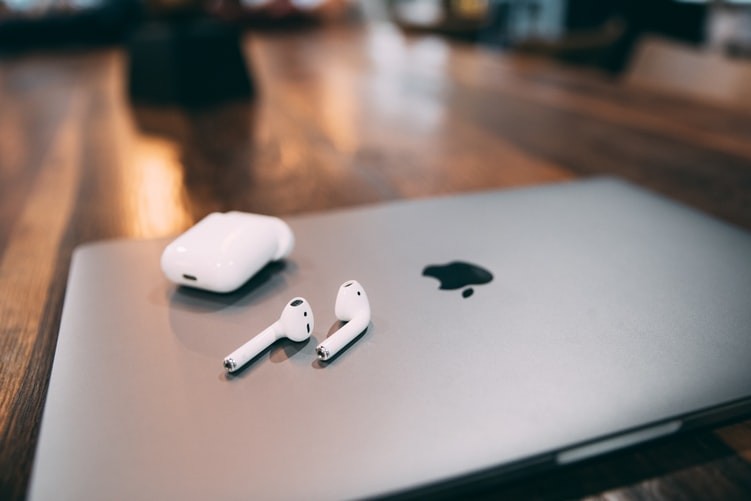 Apple AirPods MacBook