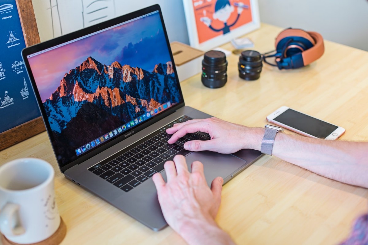 How to quickly switch users on your Mac device 1 MacBook Featured
