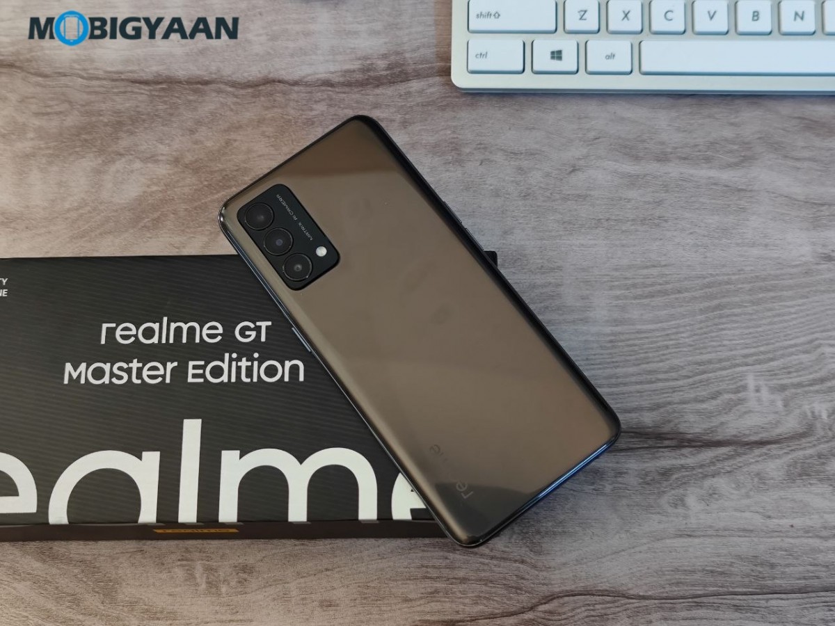 realme GT Master Edition Review Design Display 1