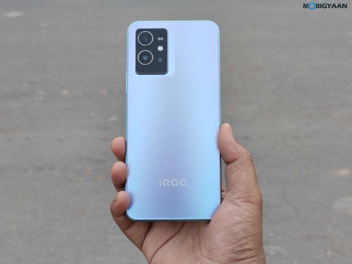 iQOO Z6 5G Review Design Display 4