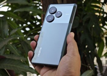 realme GT 6 Review – Standout Performer | Super Bright Display | Exceptional Cameras | Backed With AI Features