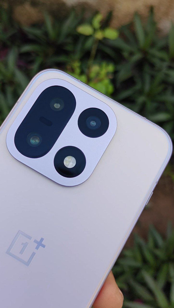 OnePlus 15 Review Design Display Camera Build Quality 12