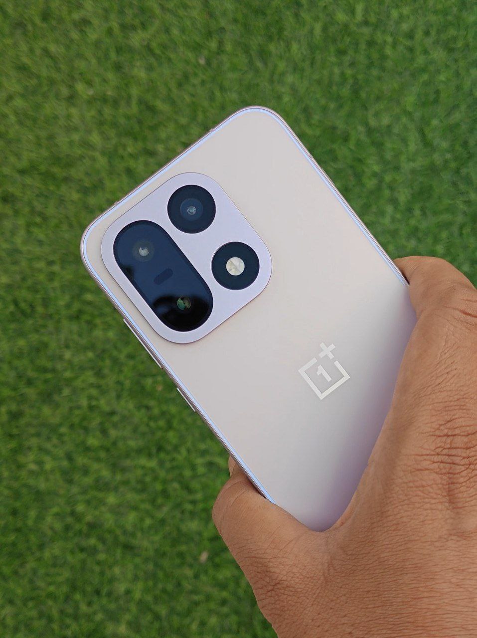 OnePlus 15 Review - OnePlus' Most Advanced Flagship Yet 33 OnePlus 15 Review Design Display Camera Build Quality 17