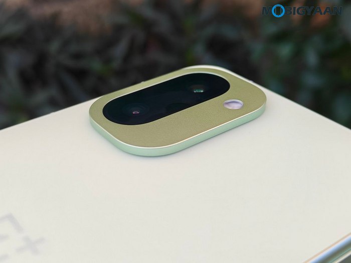 OnePlus 15R Review - Flagship Feel Without the Flagship Price 11 OnePlus 15R Review Design Display Cameras Build Quality 25