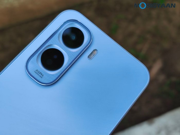 vivo T5 Pro 5G - Hands-On and First Impressions: Massive 9020mAh Battery Meets Gaming Power 7 vivo T5 Pro 5G Review Design Display Cameras Build Quality 2