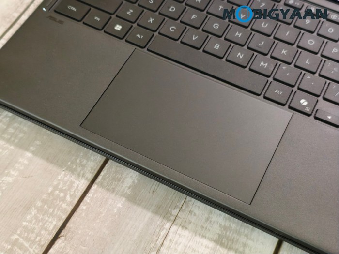 ASUS Zenbook DUO Review UX8407AA Design Display Build Quality 63