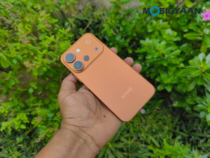 vivo V80 Review: Powerful ZEISS Cameras | Premium Design | Crisp Display | OriginOS 7 Perks 39 vivo V80 Review Design Display Cameras Build Quality 28